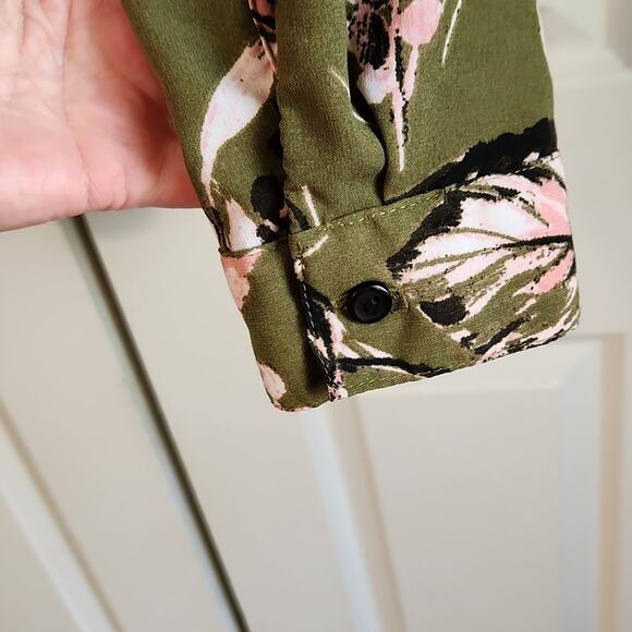 Studio Works Womens Green Floral Button Up Shirt Size LG Roll Tab Lightweight - Picture 3 of 11